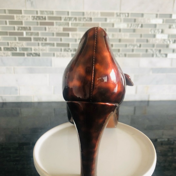 Marc Fisher tortoise shell patten leather shoe - Picture 3 of 5